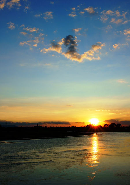 Contempler la rivière Đăk Bla